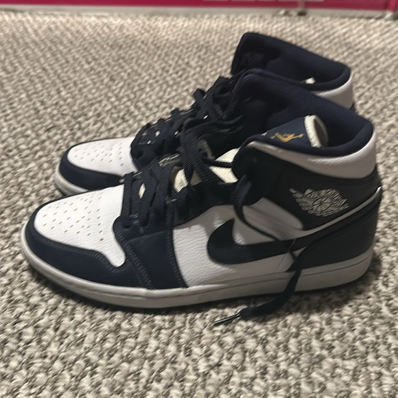 Nike Air Jordan 1 Mid Shoes - Picture 4 of 10